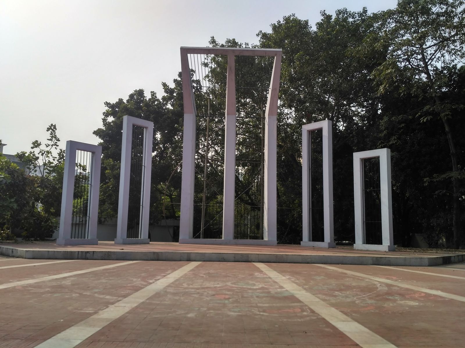 ঢাকার কেন্দ্রীয় শহীদ মিনারের বাস্তব দৃশ্য