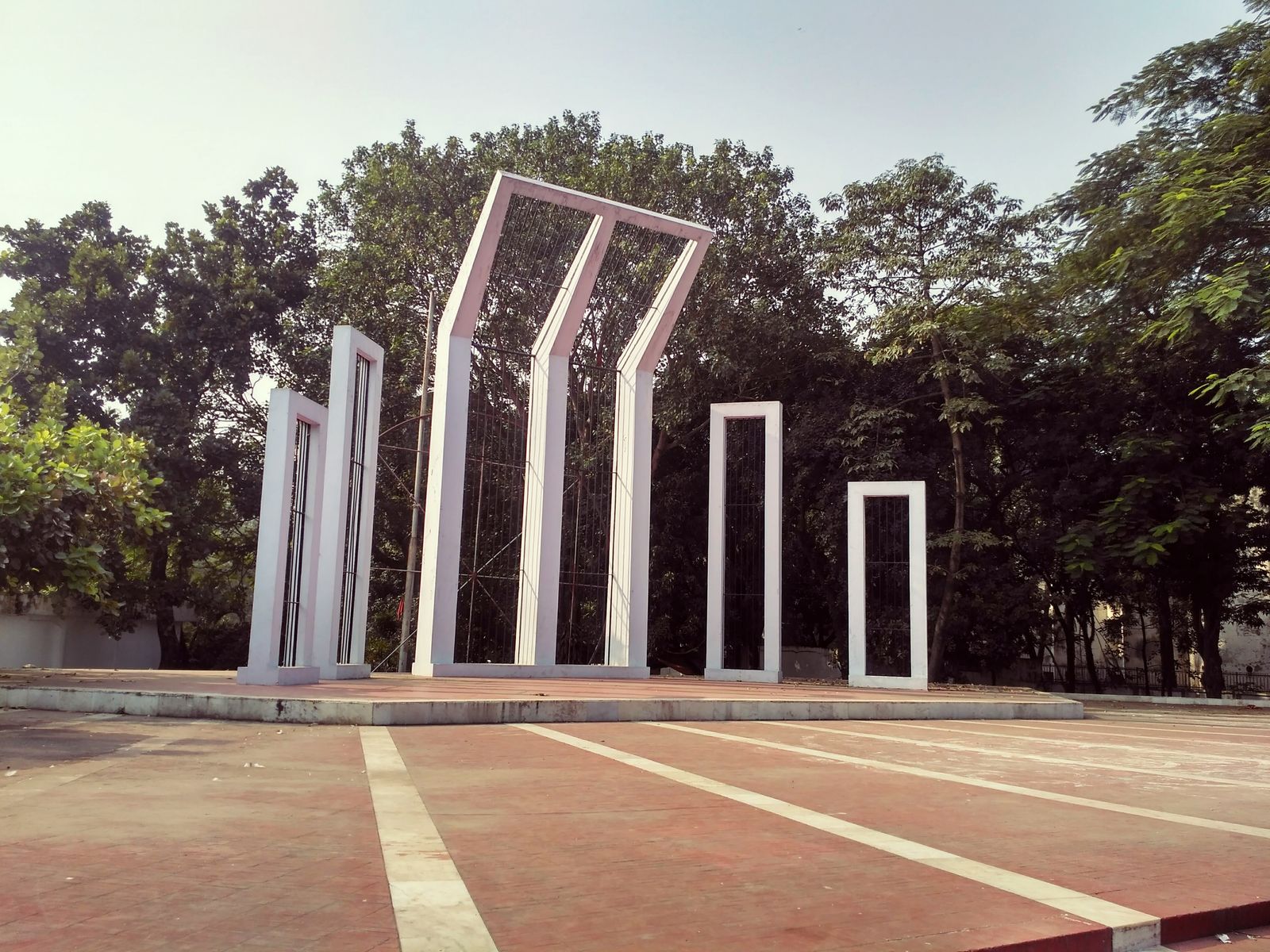 কেন্দ্রীয় শহীদ মিনারের সাদা স্তম্ভ ও খোলা প্রাঙ্গণ